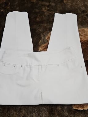 Ruby Rd. White Jeans with Gold Label Detail. Size 4P. Inseam 23". Rise 9"